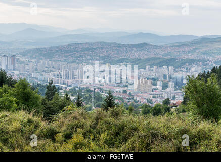 Vista aerea da Vraca Memorial Park sulla città di Sarajevo, Bosnia ed Erzegovina Foto Stock