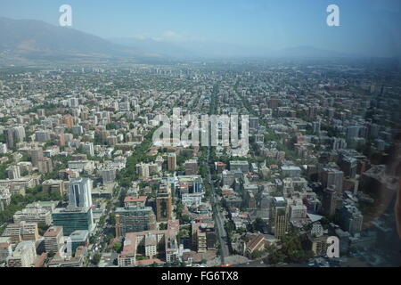 Vista su tutta la città di Santiago dalle osservazioni del ponte della Gran Torre Santiago / Costanera Center. Foto Stock