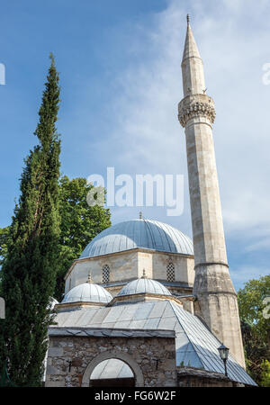 Karagoz Bey moschea (Karadozbegova dzamija) a bretella Fejica strada pedonale nella città di Mostar, Bosnia Erzegovina Foto Stock