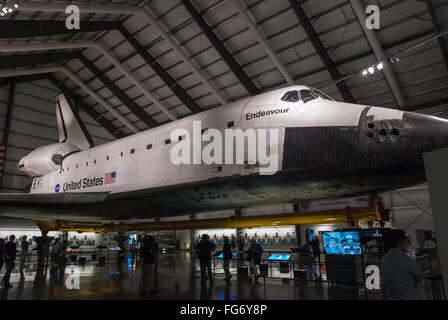 Lo Space Shuttle Endeavour sul display al Samuel Oschin hall del California Science Center di Los Angles USA Foto Stock