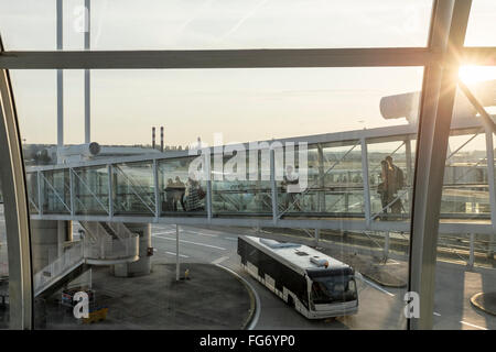 Scheda i passeggeri dei voli nel terminal 2f di Roissy-CDG aeroporto di Parigi, Francia. Foto Stock