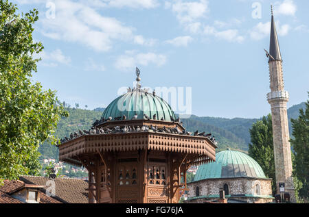 Sebilj fontana e Havadze Duraka moschea del sulla piazza principale di Bascarsija storico distretto di Sarajevo, Bosnia ed Erzegovina Foto Stock