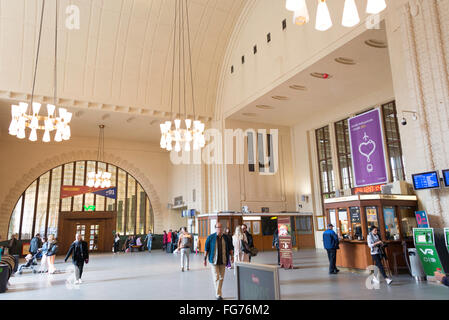 Art Nouveau biglietto interno hall di Helsinki Railway Station, Rautatientori, Helsinki, regione di Uusimaa, la Repubblica di Finlandia Foto Stock