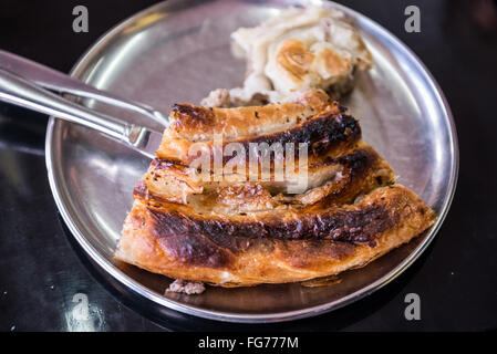 Burek laminato piatto in un ristorante a Sarajevo, Bosnia ed Erzegovina Foto Stock