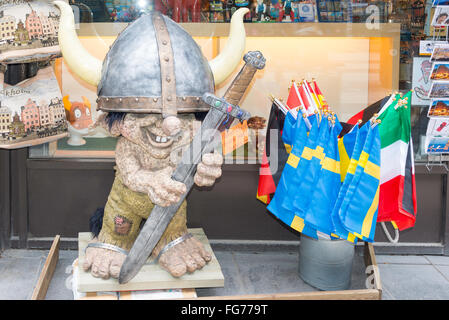 Souvenir svedese al di fuori del negozio sulla zona pedonale Drottninggatan (Queen Street), distretto di Norrmalm, Stoccolma, il Regno di Svezia Foto Stock