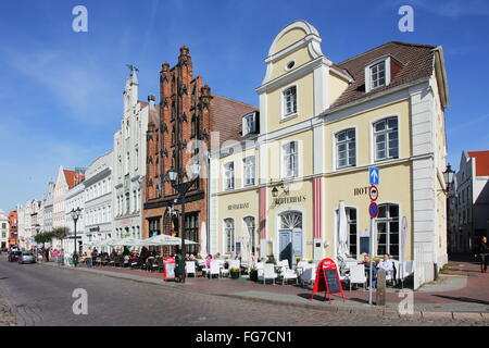 Geografia / viaggi, Germania, Meclemburgo-Pomerania occidentale, Wismar, Am Markt, casa fronti con 'Alter Schwede' (edificio), costruito: 1380, Additional-Rights-Clearance-Info-Not-Available Foto Stock