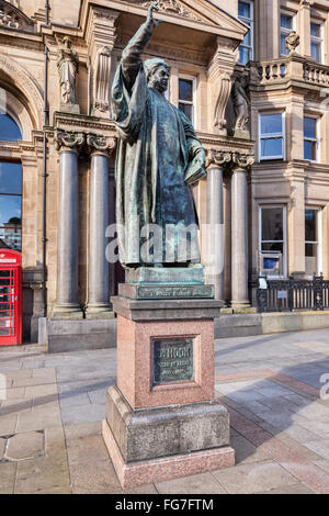 Statua di Dr gancio, ex Vicario di Leeds davanti al vecchio ufficio postale in City Square, Leeds, West Yorkshire. Foto Stock