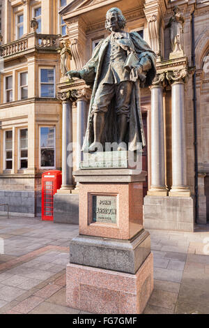 Statua di John Harrison nella parte anteriore del vecchio ufficio postale in City Square, Leeds, West Yorkshire. Foto Stock