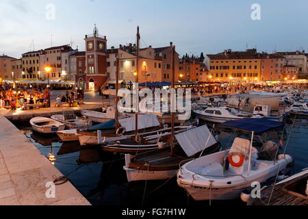 Geografia / viaggi, Croazia, Istria, Rovigno, porto di sera, Additional-Rights-Clearance-Info-Not-Available Foto Stock