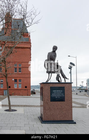 Vista la statua in onore di Ivor Novello Foto Stock