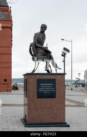 Vista la statua in onore di Ivor Novello Foto Stock