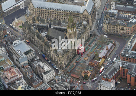 Una veduta aerea di Manchester Town Hall decorato per il Natale Foto Stock