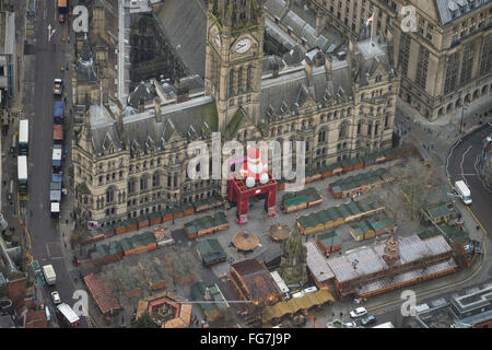 Una veduta aerea di Manchester Town Hall decorato per il Natale Foto Stock