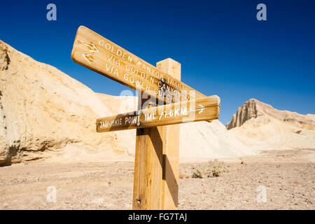 Segnaletica direzionale per escursionisti nel Parco Nazionale della Valle della Morte, California Foto Stock