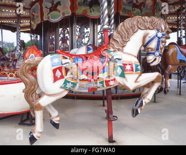 Luna park giostra cavallo su Ealing Common, Ealing, London Borough of Ealing, Greater London, England, Regno Unito Foto Stock