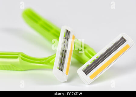 Close up womens rasoi a mano con aloe vera striscia protettiva su sfondo bianco Foto Stock