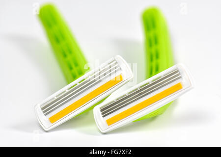 Close up womens rasoi a mano con aloe vera striscia protettiva su sfondo bianco Foto Stock