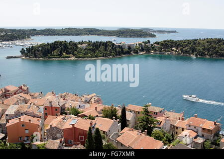 Geografia / viaggi, Croazia, Istria, Rovigno, vista dal campanile di Sant'Eufemia verso l'Isola Santa Caterina, Additional-Rights-Clearance-Info-Not-Available Foto Stock