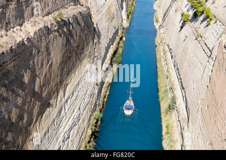 Una barca che passa attraverso il Canale di Corinto, Grecia Foto Stock