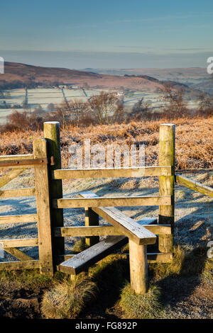 Frosty mattina dal di sopra del bolo Hill cava in Peak District, Derbyshire. Condizioni invernali, febbraio 2016. Foto Stock