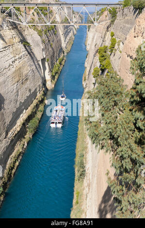 Un turista imbarcazioni e yacht in crociera attraverso il Canale di Corinto, Grecia Foto Stock