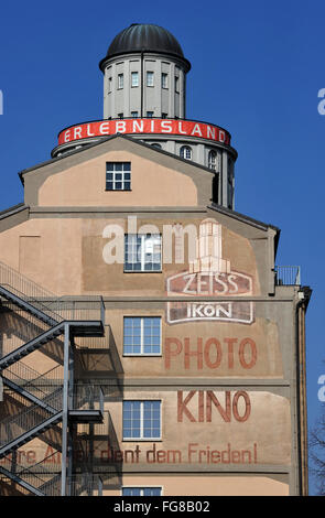 Diversi scritti adornano la torre Ernemann, fondata nel 1923 da Heinrich Ernemann, a Dresda (Sassonia), Germania, 10 aprile 2015. Oggi la torre ospita le parti delle collezioni tecnico della città di Dresda. La silhouette di un edificio a torre è il logo del prodotto per la Praktica fotocamera serie prodotto dalla DDR Pentacon della mietitrebbia. Foto: Matthias Hiekel Foto Stock