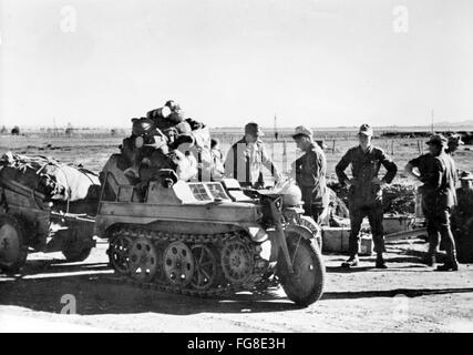 La foto della propaganda nazista mostra i soldati della Wehrmacht tedesca su una moto a mezza pista di tipo HK 101 in Tunisia. La foto è stata scattata nel gennaio 1943. Fotoarchiv für Zeitgeschichtee - SENZA FILI - Foto Stock