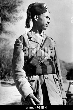 La foto della propaganda nazista mostra un soldato italiano in Nord Africa durante la campagna africana. La foto è stata pubblicata nel febbraio 1943. Fotoarchiv für Zeitgeschichtee - SENZA FILI - Foto Stock