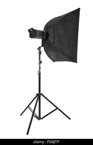 Studio flash con softbox e stand su bianco, tracciato di ritaglio Foto Stock