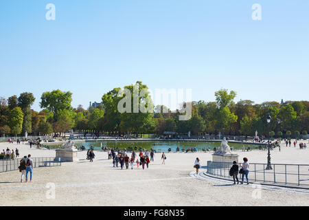 Persone nel famoso giardino delle Tuileries a Parigi Foto Stock