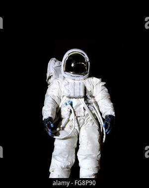 Astronauta floating nello spazio profondo Foto Stock
