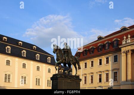 Geografia / viaggi, Germania, Turingia, Weimar, la duchessa Anna Amalia biblioteca, statua equestre di Carl August, Additional-Rights-Clearance-Info-Not-Available Foto Stock