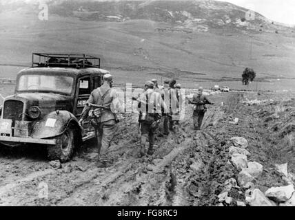 La foto della propaganda nazista mostra un veicolo a motore e soldati della Wehrmacht tedesca su strade fangose in Tunisia. La foto è stata pubblicata nel marzo 1943. Fotoarchiv für Zeitgeschichte - SENZA FILI - Foto Stock