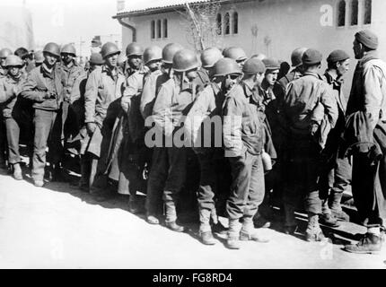 La foto della propaganda nazista mostra i prigionieri di guerra americani in un campo di prigionia vicino a Tunisi, Tunisia. La foto è stata pubblicata nel marzo 1943. Fotoarchiv für Zeitgeschichte - SENZA FILI - Foto Stock