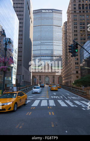 La facciata della grand central station di New York City con taxi gialli su Park Avenue Foto Stock