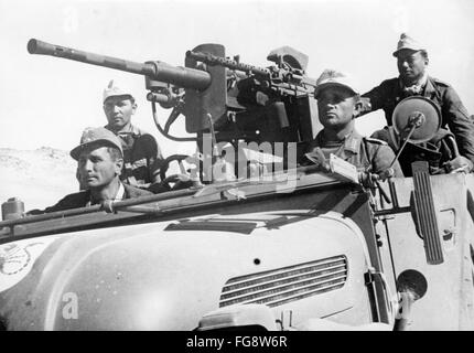 L'immagine della propaganda nazista mostra una pattuglia della Wehrmacht tedesca con mitragliatrici su un veicolo con un simbolo di scorpione sul cofano in Tunisia. La foto è stata pubblicata nel febbraio 1943. Fotoarchiv für Zeitgeschichte - SENZA FILI - Foto Stock