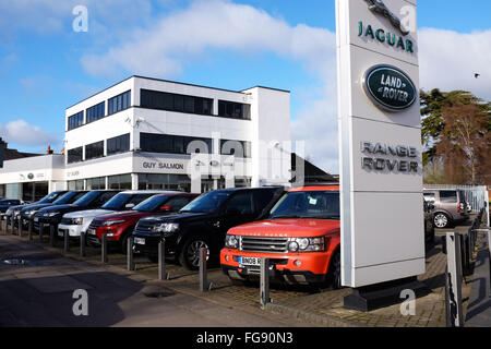 Guy salmone , Jaguar Land Rover e Range Rover showroom e il piazzale antistante in Ascot Berkshire REGNO UNITO Foto Stock