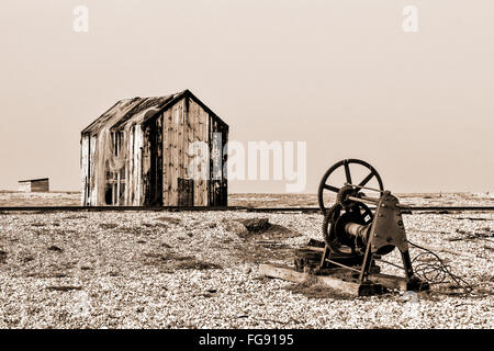 Vecchia capanna e rusty i macchinari di Dungeness beach Foto Stock