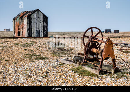 Vecchia capanna e rusty i macchinari di Dungeness beach Foto Stock