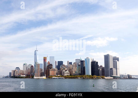 La parte inferiore di Manhattan skyline al di sopra di waterfront con cielo blu e nuvole visto da sud Foto Stock