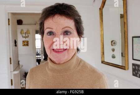 Ritratto di una giovane anziana donna che guarda a casa sua fine anni '70 Foto Stock