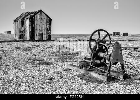 Vecchia capanna e rusty i macchinari di Dungeness beach Foto Stock