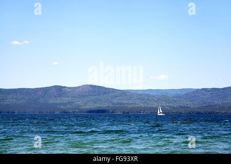 Yacht della vela sul lago di montagna Foto Stock