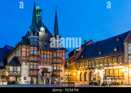 La piazza del mercato e il municipio al crepuscolo, Wernigerode, Harz, Sassonia-Anhalt, Germania Foto Stock