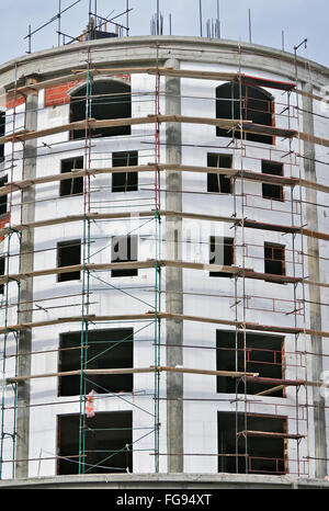 Architettura contemporanea e bianco grattacielo residenziale in costruzione Foto Stock