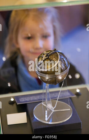 Scuola di giovane età ragazza guardando il display mostra esposizione. Museo di Storia della Scienza, Oxford Regno Unito Foto Stock