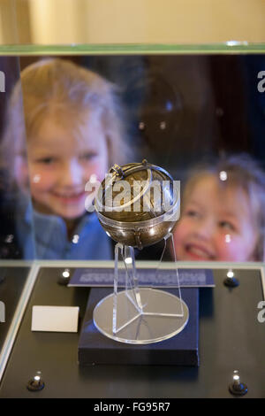 Scuola di giovani ragazze di età osservando il display mostra mostra Museo di Storia della Scienza, Oxford Regno Unito Foto Stock