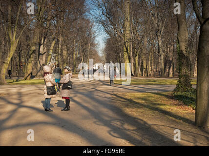 Persone che camminano in il Lazienki Royal Park a Varsavia domenica mattina di febbraio. Vista EditorialHorizontal. Foto Stock