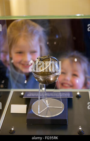 Scuola di giovani ragazze di età osservando il display mostra mostra Museo di Storia della Scienza, Oxford Regno Unito Foto Stock