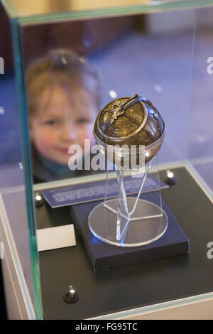 Scuola di giovane età ragazza guardando il display mostra esposizione. Museo di Storia della Scienza, Oxford Regno Unito Foto Stock